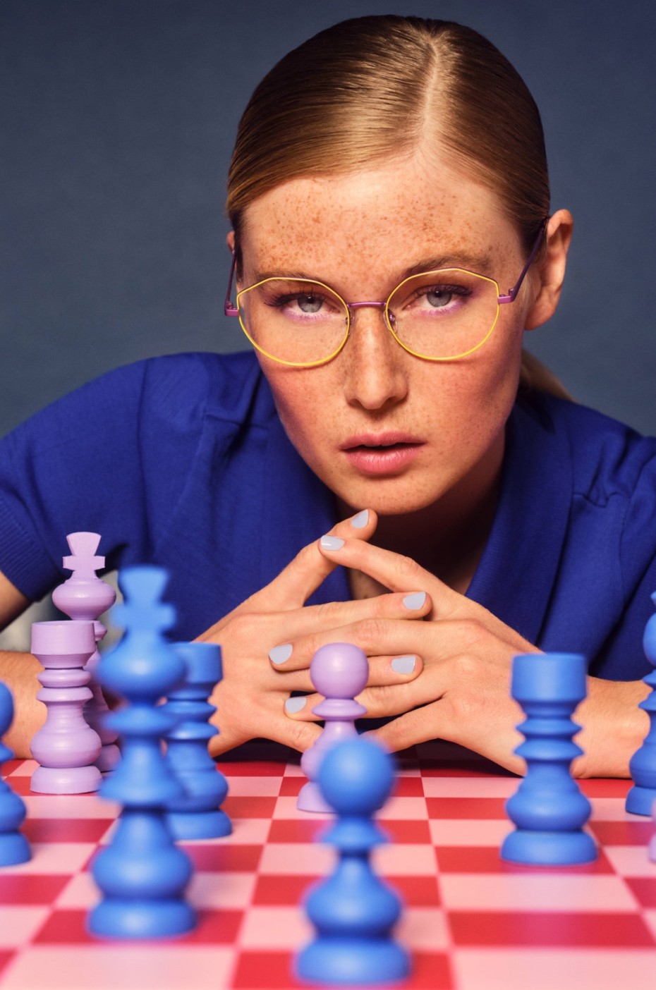 WOOW: Frau mit Brille spielt Schach