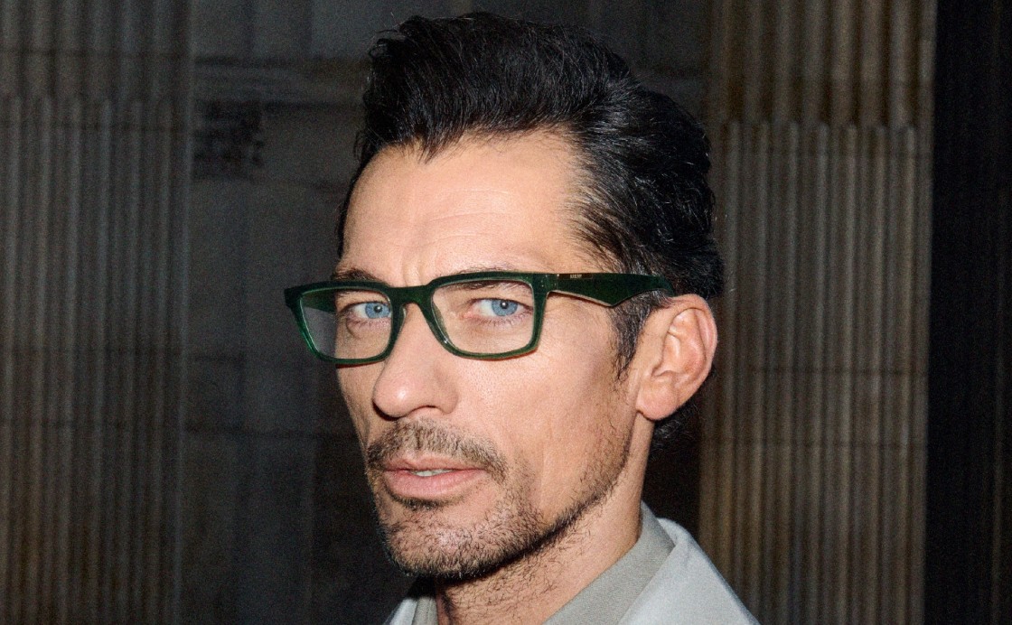 Burberry: Mann mit Brille