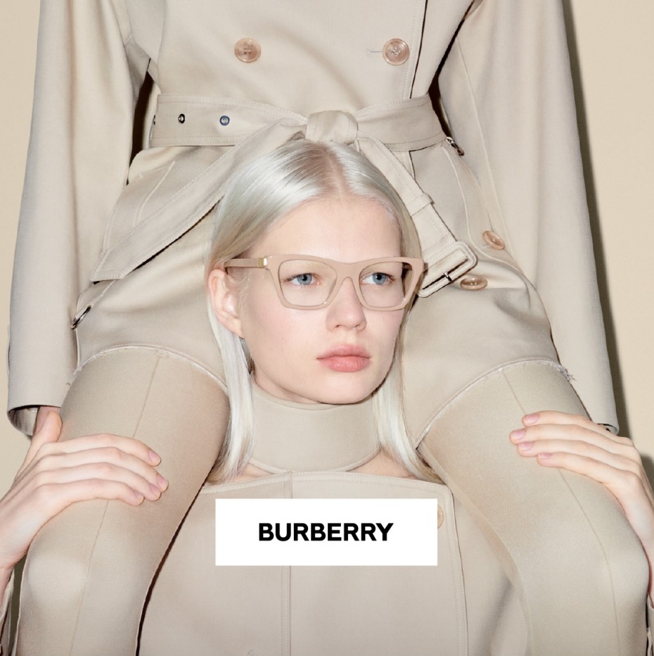 Burberry: Frau mit Brille