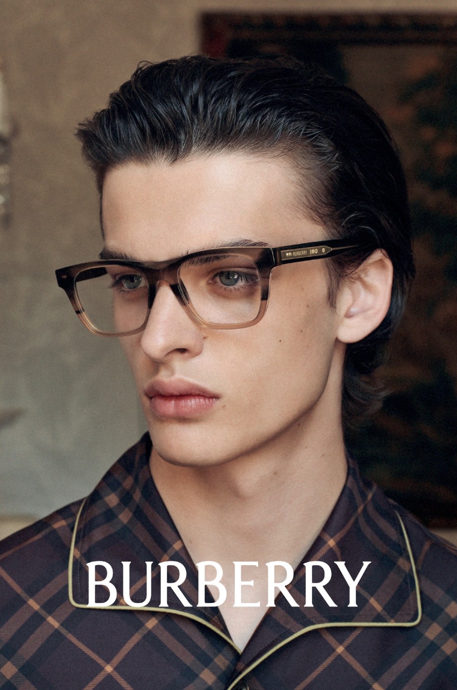 Burberry: Junger Mann mit Brille